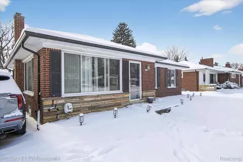 16786 Sprenger Ave, Eastpointe, MI 48021