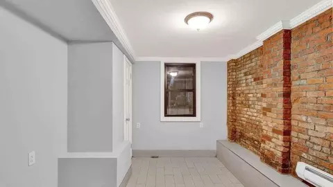 118 E 7th St #1W, New York, NY 10009