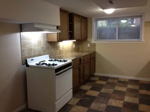 616 S 37th St #6, Omaha, NE 68105