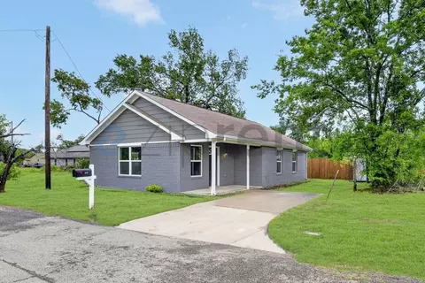 317 Jones St, Bonham, TX 75418