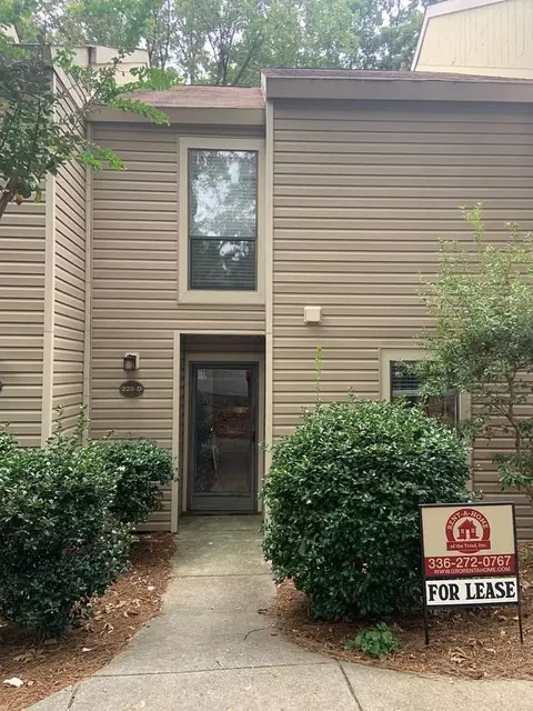 225 Village Ln, Greensboro, NC 27409