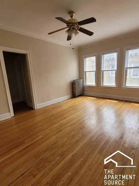 4937 N Whipple St #2W, Chicago, IL 60625