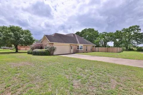 105 Lawrence Marshall Dr, Hempstead, TX 77445