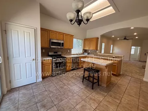 320 Bettencourt Dr, Roseville, CA 95678