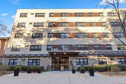 530 W Aldine Ave #320, Chicago, IL 60657