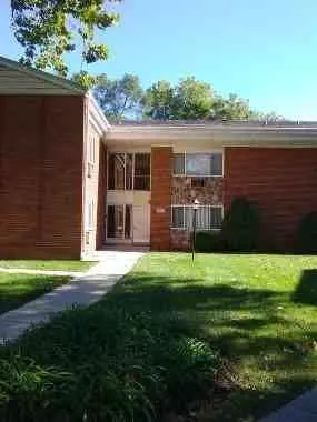 470 Saint Moritz Dr #1A, Glen Ellyn, IL 60137