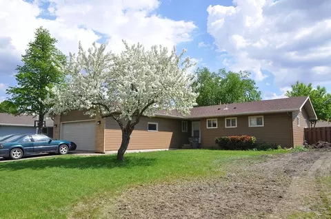 1129 26th Ave S, Moorhead, MN 56560