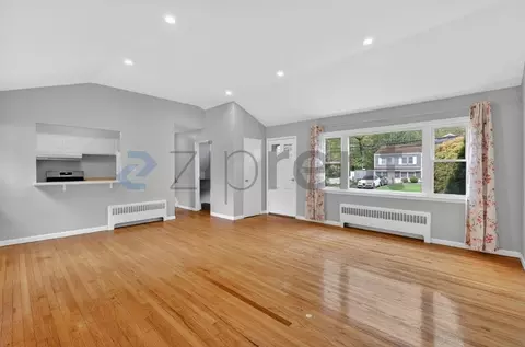30 Mary Ln, Riverside, CT 06878