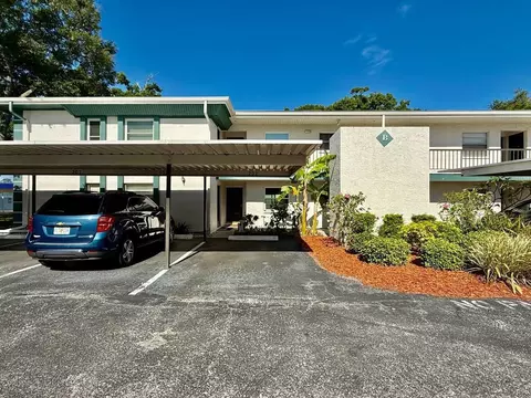 7560 92nd St #102B, Seminole, FL 33777