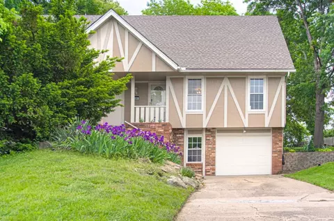1303 La Chateau Dr #1303, Liberty, MO 64068