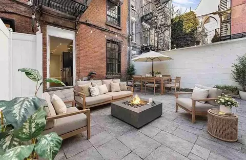 345 W 53rd St #1, New York, NY 10019