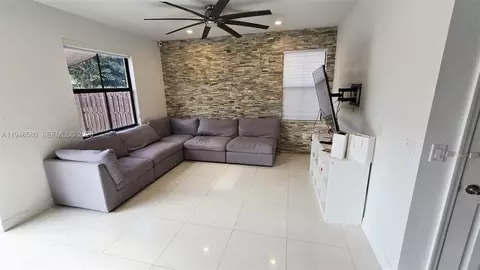 10032 NW 87th Ter, Doral, FL 33178