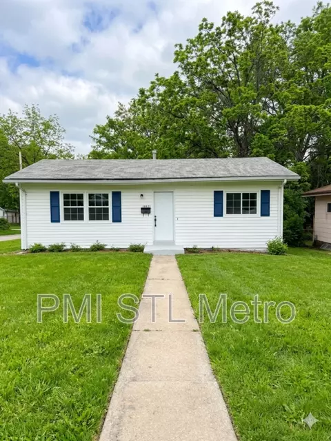 10501 Duke Dr, Castle Point, MO 63136