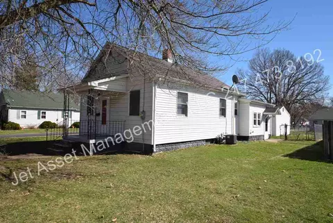 216 Elm St, Thayer, IL 62689