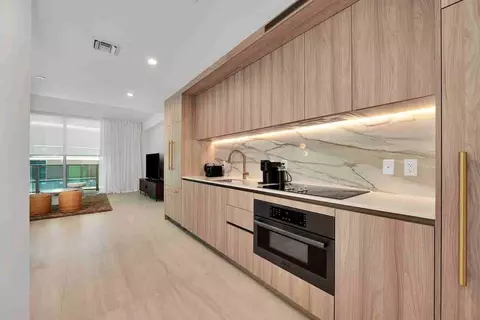 77 SE 5th St, Miami, FL 33131