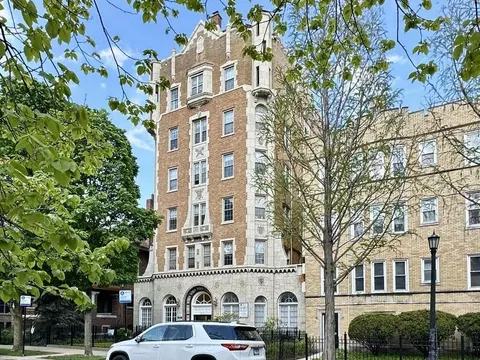 4521 N Malden St #206, Chicago, IL 60640