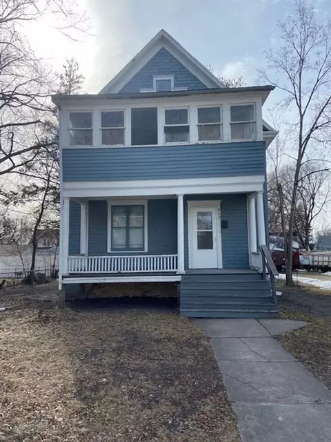 812 10th St N, Fargo, ND 58102