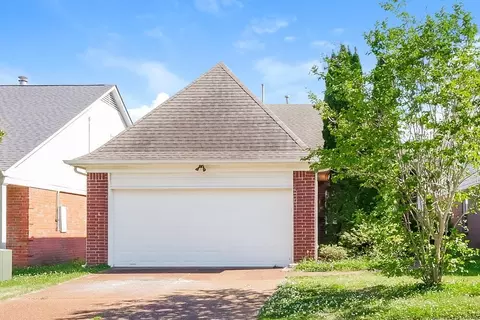 8701 Eagle View Dr, Cordova, TN 38018
