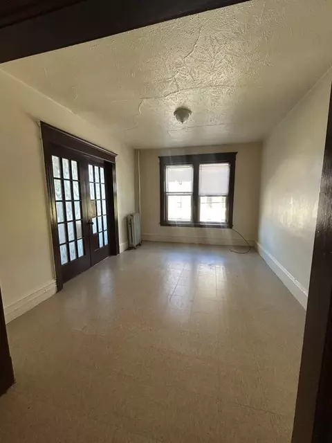 211 Walnut St #3R, Holyoke, MA 01040