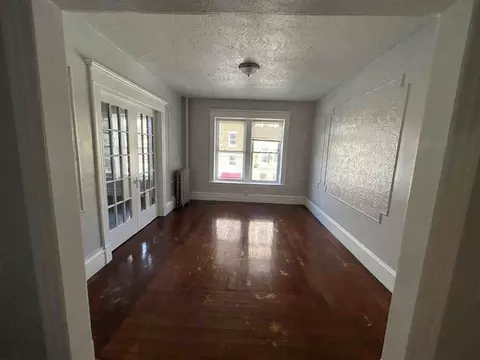 211 Walnut St #2R, Holyoke, MA 01040