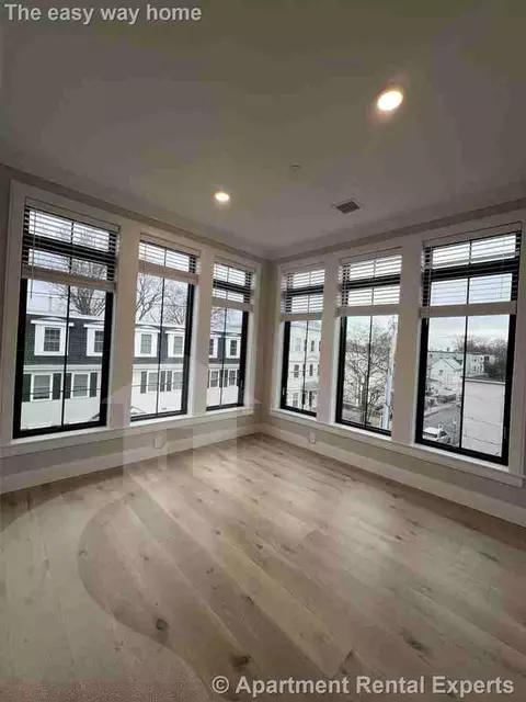 157 Everett St #302, Boston, MA 02134
