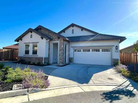 2130 Red Oak Dr, Hollister, CA 95023