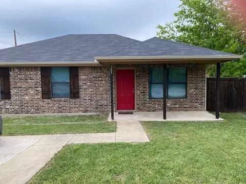 203 W Willow St, Sanger, TX 76266