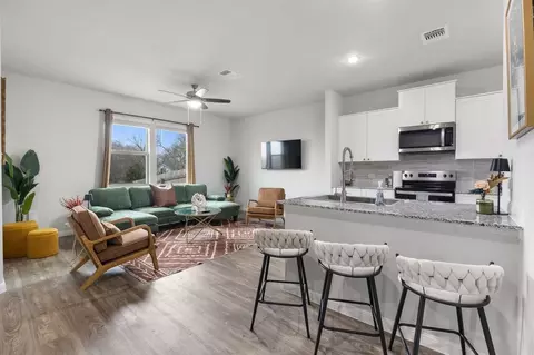 101 Emilie Way UNIT B, Lockhart, TX 78644