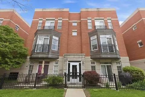 808 W University Ln #2B, Chicago, IL 60608