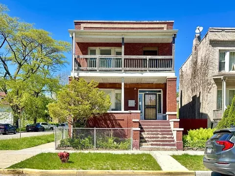2704 E 77th St #2, Chicago, IL 60649