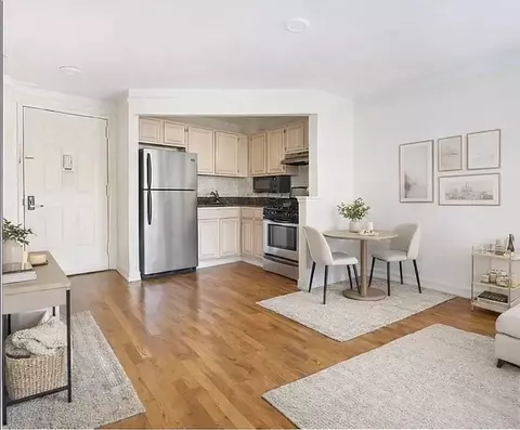 394 E 8th St #3F, New York, NY 10009