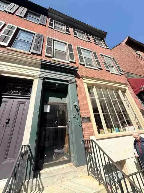252 S 16th St, Philadelphia, PA 19102