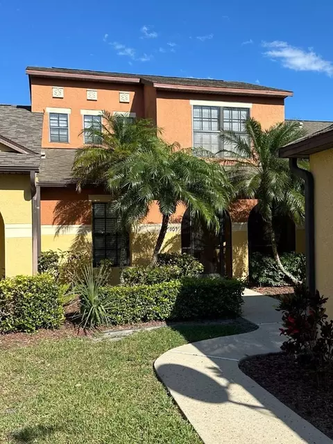 910 Luminary Cir, Melbourne, FL 32901
