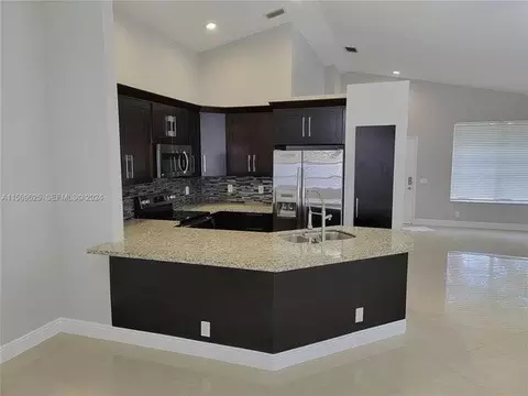 928 Falling Water Rd, Weston, FL 33326