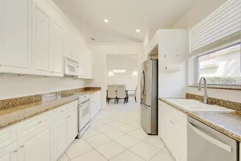 6646 Oakmont Way, West Palm Beach, FL 33412