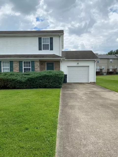 824 Flyer Ct, Oak Grove, KY 42262