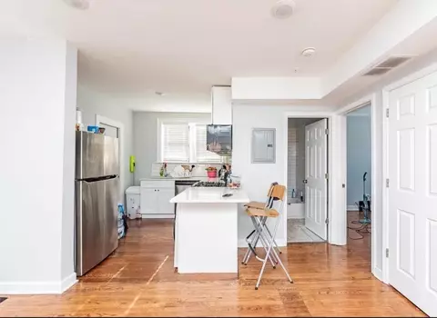 4415 W School St #15-1, Chicago, IL 60641