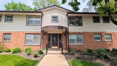 230 Washington Sq #D, Elk Grove Village, IL 60007