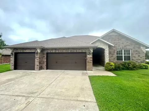 1935 N Pavilion Pl, Strafford, MO 65757