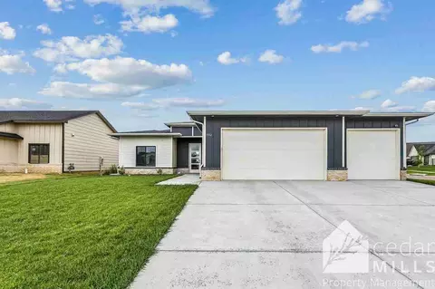 1502 N Emerald Valley Dr, Mulvane, KS 67110
