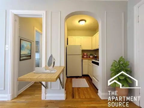837 W Wolfram St #208, Chicago, IL 60657