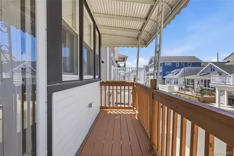 90 Oregon St, Long Beach, NY 11561