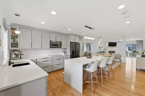 4 Dexter Rd, Foxborough, MA 02035