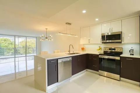 535 Oaks Dr, Pompano Beach, FL 33069