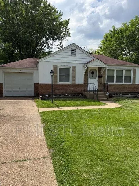1238 Hoyt Dr, Bellefontaine Neighbors, MO 63137