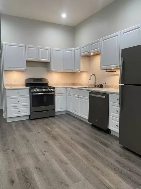 930 W 35th St, Chicago, IL 60609