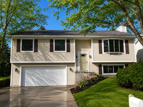 2 Crossbridge Ct, Madison, WI 53717