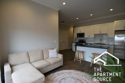 927 W Irving Park Rd #205, Chicago, IL 60613