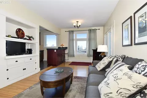 654 SW Grant St #303, Portland, OR 97201
