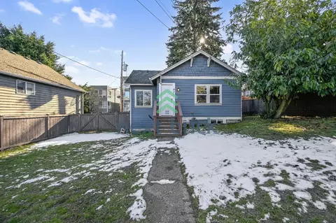 911 N 105th St, Seattle, WA 98133